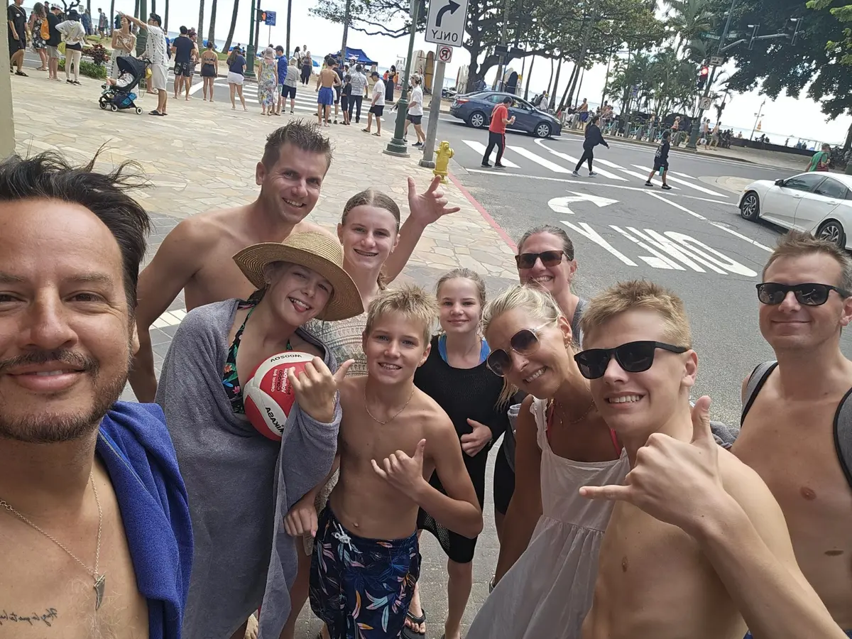 Daniel with a multigenerational family near Waikīkī Beach