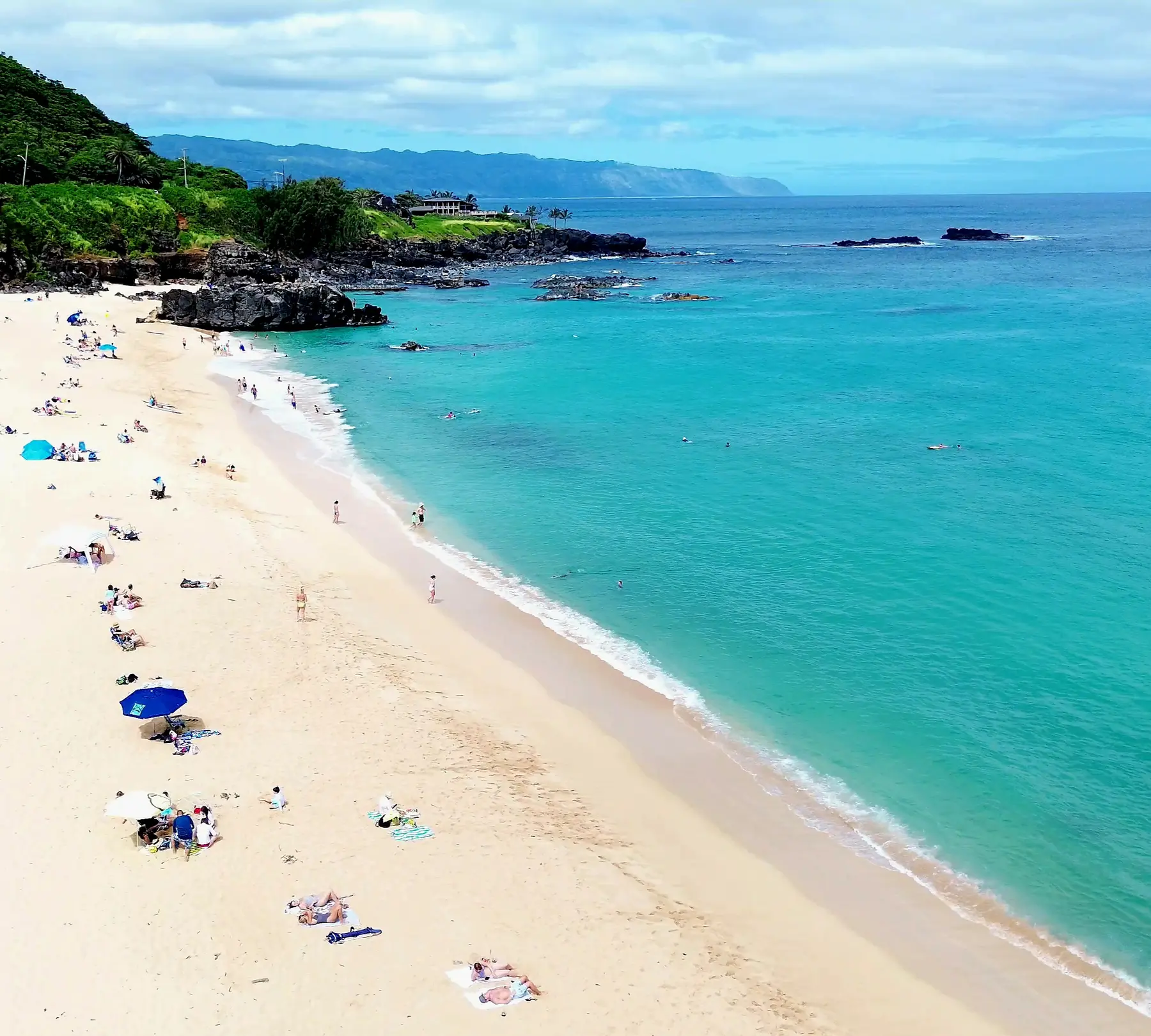 Turquoise water and beach scenery on Oʻahu’s North Shore