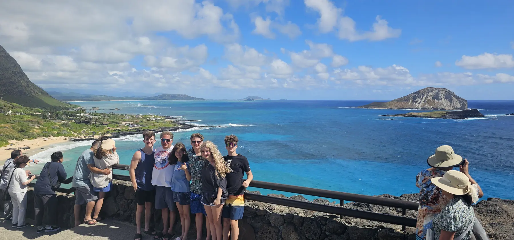 Beach Tours Hawaii guests overlooking Oʻahu’s bright blue southeast coastline