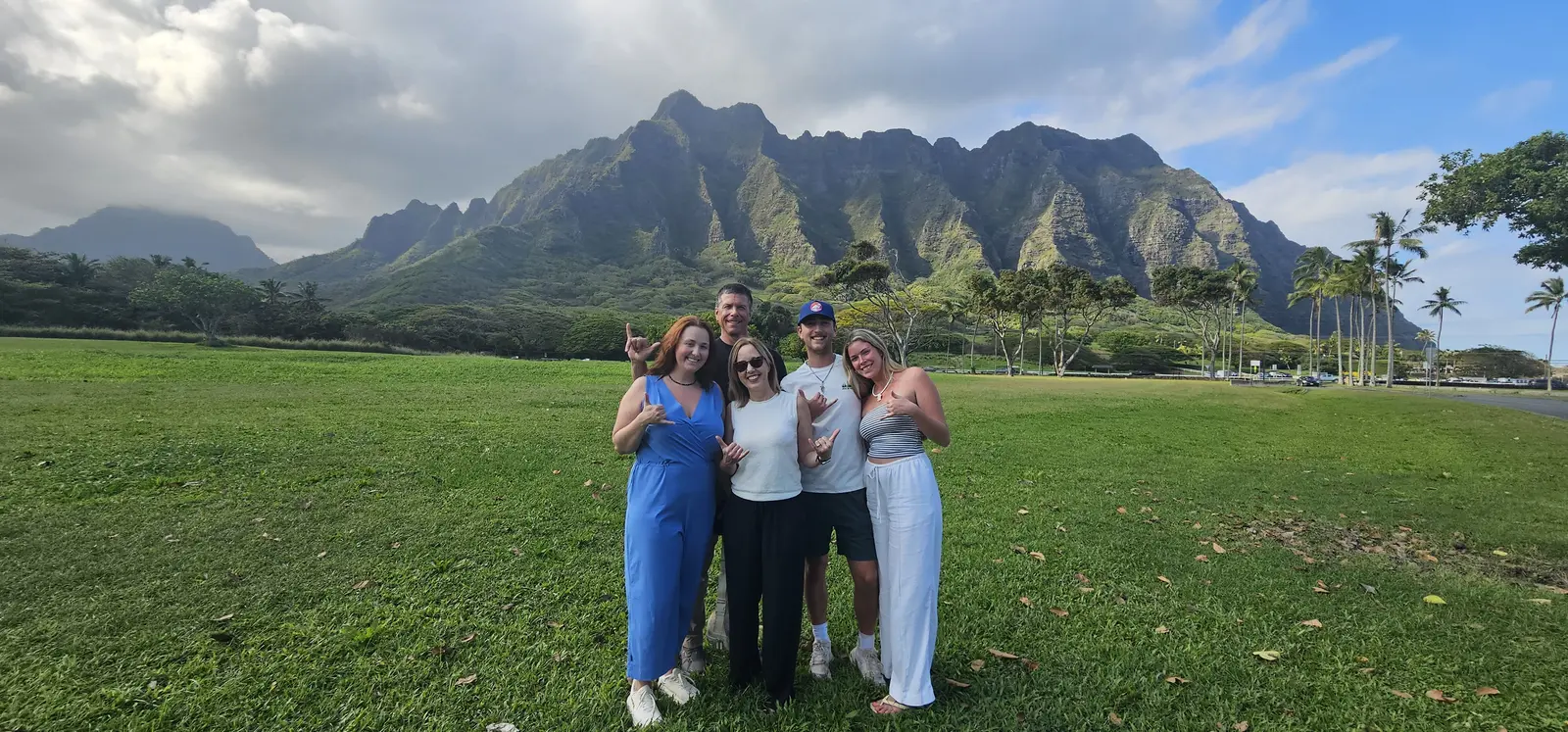 Guests with the dramatic Kualoa and Koʻolau mountain scenery