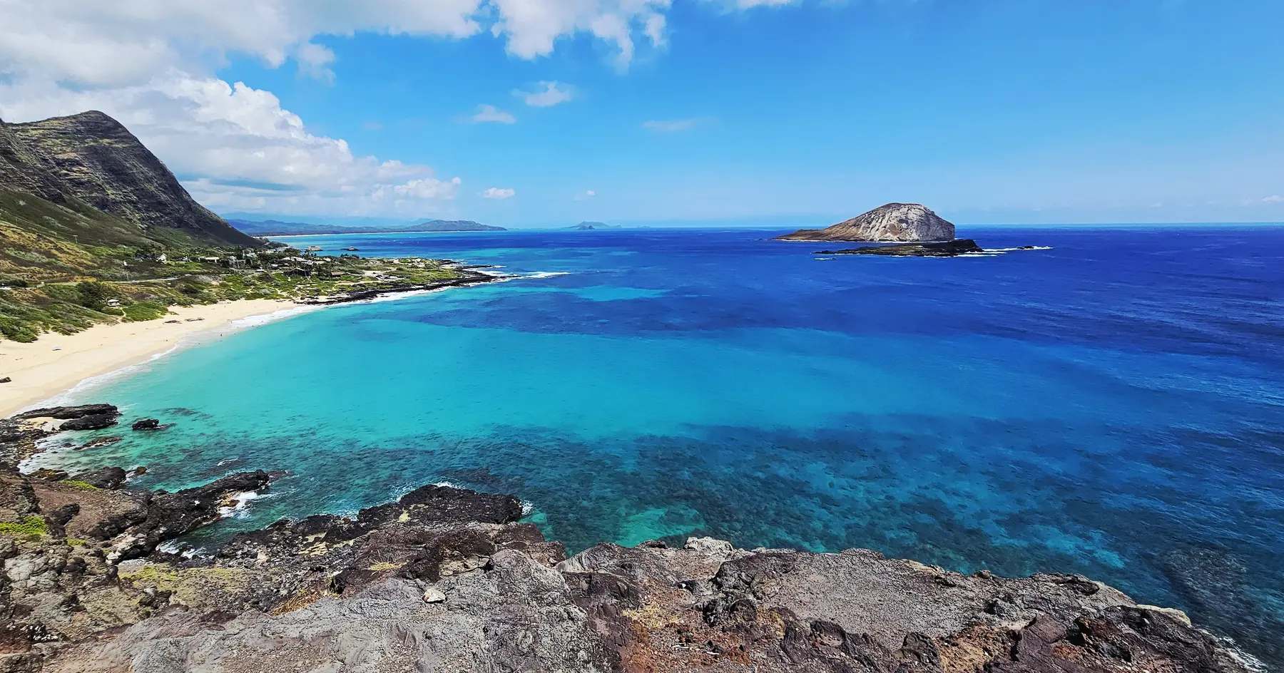 Turquoise ocean and rugged coastline in Southeast Oʻahu