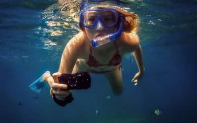 girl using underwater camera Oahu Hawaii - beachtourhawaii.com